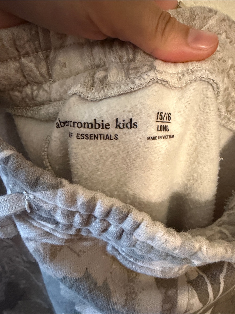 abercrombie kids essential icon joggers  Camo Leaf Print size 15/16 LONG - Picture 4 of 5